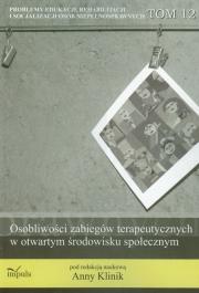 Osobliwości zabiegów terapeutycznych w otwartym środowisku społecznym. Autor: Anna Klinik (red. nauk.). Dadada.pl Okładka książki Osobliwości zabiegów terapeutycznych w otwartym środowisku społecznym