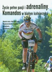 Życie pełne pasji i adrenaliny Komandos w białym kołnierzyku. Wydawca: Muzeum Historii Polskiego Ruchu Ludowego. Dadada.pl Opakowanie Życie pełne pasji i adrenaliny Komandos w białym kołnierzyku