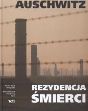 Auschwitz - Rezydencja śmierci w.2008 Biały Kruk. Autor: Adam Bujak Arturo Mari. Dadada.pl Okładka książki Auschwitz - Rezydencja śmierci w.2008 Biały Kruk