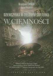 Dziewczynka w zielonym sweterku W ciemności. Autor: Chiger Krystyna, Paisner Daniel. Dadada.pl Okładka książki Dziewczynka w zielonym sweterku W ciemności