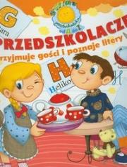 Przedszkolaczek przyjmuje gości i poznaje litery. Autor: Dorota Skwark. Dadada.pl Okładka książki Przedszkolaczek przyjmuje gości i poznaje litery