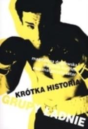 Krótka historia Grupy Ładnie. Autor: Dominik Kuryłek, Ewa Małgorzata Tatar, Magdalena Drągowska. Dadada.pl Okładka książki Krótka historia Grupy Ładnie