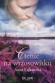 Cienie na wrzosowisku. Autor: Łajkowska Anna. Dadada.pl Okładka książki Cienie na wrzosowisku