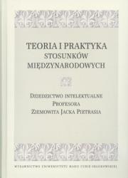 Teoria i praktyka stosunków międzynarodowych. Autor: Marek Pietraś, Surmacz Beata, Dumała Hanna. Dadada.pl Okładka książki Teoria i praktyka stosunków międzynarodowych
