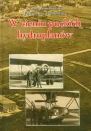 W cieniu puckich hydroplanów. Autor: Grochowska Joanna, Kos-Dąbrowska Barbara. Dadada.pl Okładka książki W cieniu puckich hydroplanów