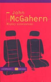 Między niewiastami. Autor: McGahern John. Dadada.pl Okładka książki Między niewiastami
