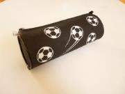 Okładka książki Piórnik POL 061 z nadrukiem Piłki MESIO.pl