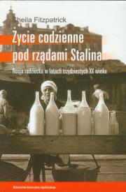 Życie codzienne pod rządami Stalina. Autor: Fitzpatrick Sheila. Dadada.pl Okładka książki Życie codzienne pod rządami Stalina