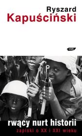 Rwący nurt historii. Zapiski o XX i XXI wieku. Autor: Ryszard Kapuściński. Dadada.pl Okładka książki Rwący nurt historii. Zapiski o XX i XXI wieku