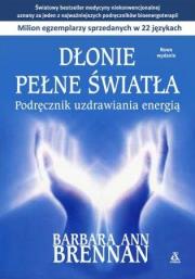 Dłonie pełne światła. Autor: Brennan Barbara. Dadada.pl Okładka książki Dłonie pełne światła