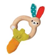 Drewniana grzechotka królik. Wydawca: Plan toys. Dadada.pl Opakowanie Drewniana grzechotka królik