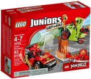 Lego Juniors Ninjago Starcie z wężem. Autor: Juniors. Dadada.pl Okładka książki Lego Juniors Ninjago Starcie z wężem