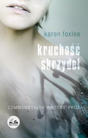 Kruchość skrzydeł. Autor: Karen Foxlee. Dadada.pl Okładka książki Kruchość skrzydeł
