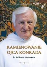 Kamienowanie Ojca Konrada. Autor: Karczewski Sebastian. Dadada.pl Okładka książki Kamienowanie Ojca Konrada