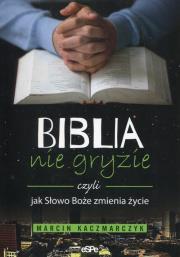 Biblia nie gryzie czyli jak Słowo Boże zmienia życie. Autor: Marcin Kaczmarczyk. Dadada.pl Okładka książki Biblia nie gryzie czyli jak Słowo Boże zmienia życie