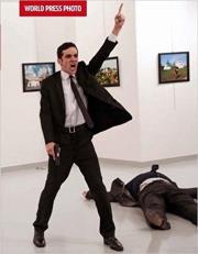World Press Photo 2017. Autor: Lundelin Kari, Rodney Bolt, Campbell David. Dadada.pl Okładka książki World Press Photo 2017