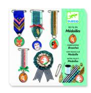 Zestaw do tworzenia zawieszek Brooches. Wydawca: Djeco. Dadada.pl Opakowanie Zestaw do tworzenia zawieszek Brooches