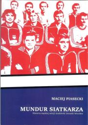Mundur siatkarza. Autor: Piasecki Maciej. Dadada.pl Okładka książki Mundur siatkarza
