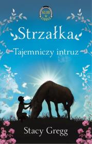Strzałka Tajemniczy intruz Klub w siodle 2. Autor: Gregg Stacy. Dadada.pl Okładka książki Strzałka Tajemniczy intruz Klub w siodle 2