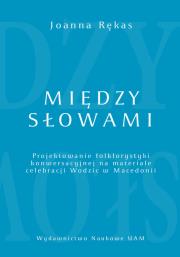 Okładka książki Między słowami Projektowanie folklorystyki konwersacyjnej na materiale celebracji Wodzic w Macedoni