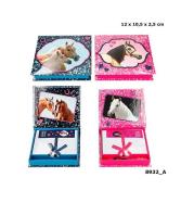 KARTECZKI W PUDEŁKU HORSES DREAMS 8932A. Wydawca: PLUS-Z. Dadada.pl Opakowanie KARTECZKI W PUDEŁKU HORSES DREAMS 8932A