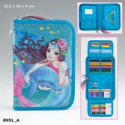 PIÓRNIK DWUKLAPKOWY Z WYPOSAŻENIEM FANTASY MODEL 8951A. Wydawca: PLUS-Z. Dadada.pl Opakowanie PIÓRNIK DWUKLAPKOWY Z WYPOSAŻENIEM FANTASY MODEL 8951A