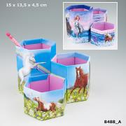 PIÓRNIK NA BIURKO MISS MELODY (ŁĄKA) 8488A. Wydawca: PLUS-Z. Dadada.pl Opakowanie PIÓRNIK NA BIURKO MISS MELODY (ŁĄKA) 8488A