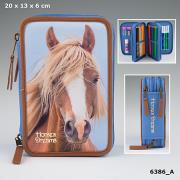 PIÓRNIK POTRÓJNY Z WYPOSAŻENIEM HORSES DREAMS 6386A. Wydawca: PLUS-Z. Dadada.pl Opakowanie PIÓRNIK POTRÓJNY Z WYPOSAŻENIEM HORSES DREAMS 6386A