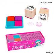 ZESTAW ZE STEMPELKAMI YLVI MINIMOOMIS 8556A. Wydawca: PLUS-Z. Dadada.pl Opakowanie ZESTAW ZE STEMPELKAMI YLVI MINIMOOMIS 8556A