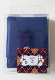 Karty do gry w granatowym etui z dedykacją IDEALNY DZIADEK,. Wydawca: Jawi. Dadada.pl Opakowanie Karty do gry w granatowym etui z dedykacją IDEALNY DZIADEK,