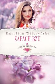 Rok na Kwiatowej T.5 Zapach bzu. Autor: Wilczyńska Karolina. Dadada.pl Okładka książki Rok na Kwiatowej T.5 Zapach bzu