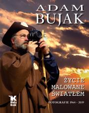 ADAM BUJAK ŻYCIE MALOWANE ŚWIATŁEM FOTOGRAFIE 1964-2019. Autor: Bujak Adam. Dadada.pl Okładka książki ADAM BUJAK ŻYCIE MALOWANE ŚWIATŁEM FOTOGRAFIE 1964-2019