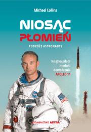 NIOSĄC PŁOMIEŃ PODRÓŻE ASTRONAUTY. Autor: MICHAEL COLLINS. Dadada.pl Okładka książki NIOSĄC PŁOMIEŃ PODRÓŻE ASTRONAUTY