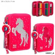 PIÓRNIK POTRÓJNY Z WYPOSAŻENIEM MISS MELODY KOŃ Z CEKINAMI 10057A. Wydawca: DEPESCHE. Dadada.pl Opakowanie PIÓRNIK POTRÓJNY Z WYPOSAŻENIEM MISS MELODY KOŃ Z CEKINAMI 10057A