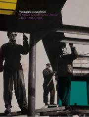 Początek przyszłości Fotografia w miesięczniku. Autor:   Praca zbiorowa. Dadada.pl Okładka książki Początek przyszłości Fotografia w miesięczniku
