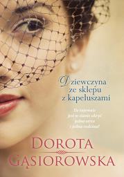 DZIEWCZYNA ZE SKLEPU Z KAPELUSZAMI WYD. KIESZONKOWE. Autor: Dorota Gąsiorowska. Dadada.pl Okładka książki DZIEWCZYNA ZE SKLEPU Z KAPELUSZAMI WYD. KIESZONKOWE