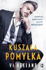 KUSZĄCA POMYŁKA. Autor: Vi Keeland. Dadada.pl Okładka książki KUSZĄCA POMYŁKA