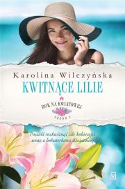 Rok na Kwiatowej T.6 Kwitnące lilie. Autor: Wilczyńska Karolina. Dadada.pl Okładka książki Rok na Kwiatowej T.6 Kwitnące lilie