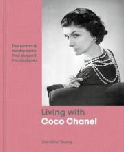 Living with Coco Chanel. Autor: Young Caroline. Dadada.pl Okładka książki Living with Coco Chanel