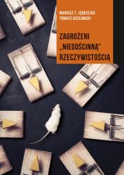 Zagrożeni niegościnną rzeczywistością. Autor: Mariusz Z. Jędrzejko, Tomasz Kozłowski. Dadada.pl Okładka książki Zagrożeni niegościnną rzeczywistością