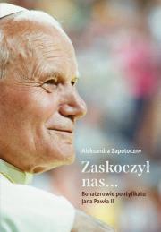 Zaskoczył nas. Autor: Aleksandra Zapotoczny (oprac.). Dadada.pl Okładka książki Zaskoczył nas