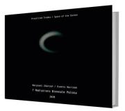 Przestrzeń środka. Autor: red. Małgorzata Jabłońska. Dadada.pl Okładka książki Przestrzeń środka