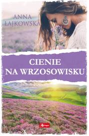 Cienie na wrzosowisku. Autor: Łajkowska Anna. Dadada.pl Okładka książki Cienie na wrzosowisku