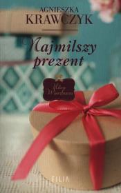 Najmilszy prezent ulica wierzbowa Tom 1 wyd. kieszonkowe. Autor: Krawczyk Agnieszka. Dadada.pl Okładka książki Najmilszy prezent ulica wierzbowa Tom 1 wyd. kieszonkowe