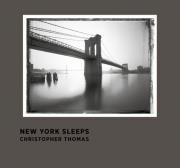 New York Sleeps. Autor: Thomas Christopher. Dadada.pl Okładka książki New York Sleeps