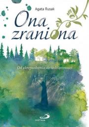 Okładka książki Ona zraniona