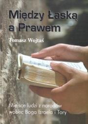 Między łaską a Prawem. Autor: Tomasz Wojtaś. Dadada.pl Okładka książki Między łaską a Prawem