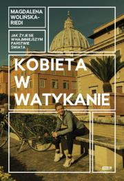 Kobieta w Watykanie. Jak żyje się w najmniejszym państwie świata wyd. kieszonkowe. Autor: Magdalena Wolińska-Riedi. Dadada.pl Okładka książki Kobieta w Watykanie. Jak żyje się w najmniejszym państwie świata wyd. kieszonkowe