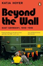 Beyond the Wall. Autor: Katja Hoyer. Dadada.pl Okładka książki Beyond the Wall