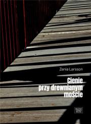 Cienie przy drewnianym moście. Autor: Zenia Larsson. Dadada.pl Okładka książki Cienie przy drewnianym moście
